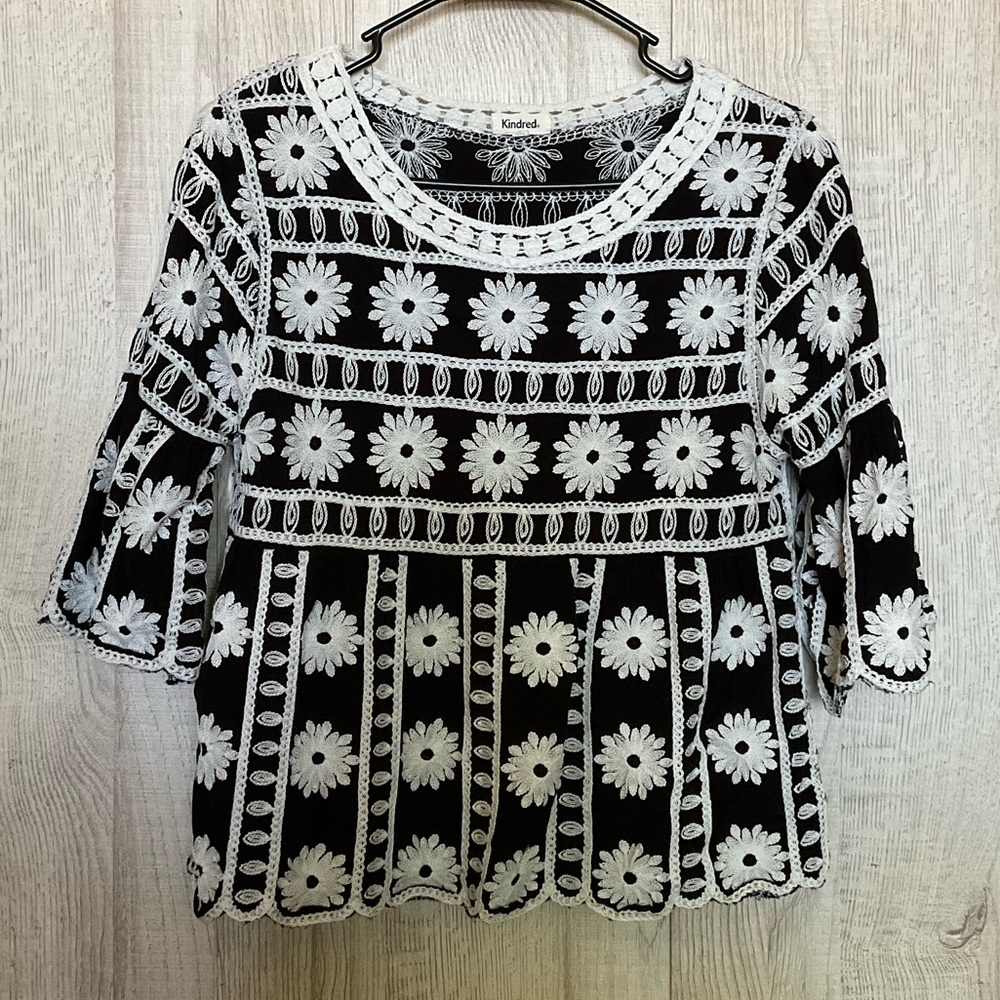 Kindred Embroidered Scallop 3/4 Sleeve Blouse. Size M